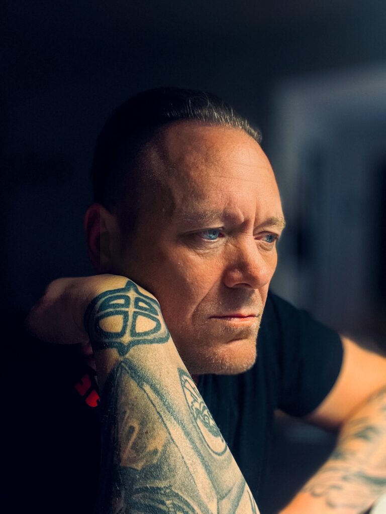 Författaren och mångsysslaren Micke Petersson i en djup tanke